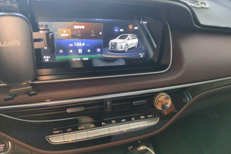 Used GAC Trumpchi M6 2021 270T DCT Luxury Edition (7 Seats) Audio And AC Panel