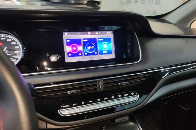Used GAC Trumpchi M6 2021 270T DCT Luxury Edition (6 Seats) Audio And AC Panel