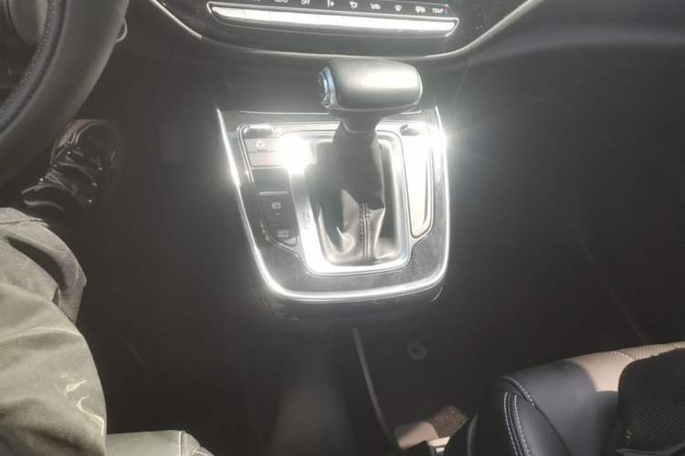 Used GAC Trumpchi M6 2021 270T DCT Prestige Edition (7-seater) Gear Lever
