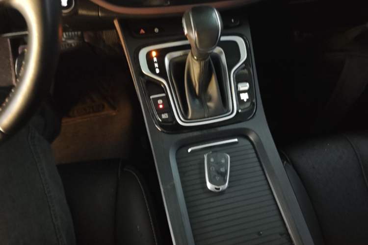 Used GAC Trumpchi M6 2021 270T DCT Prestige Edition (7-seater) Gear Lever