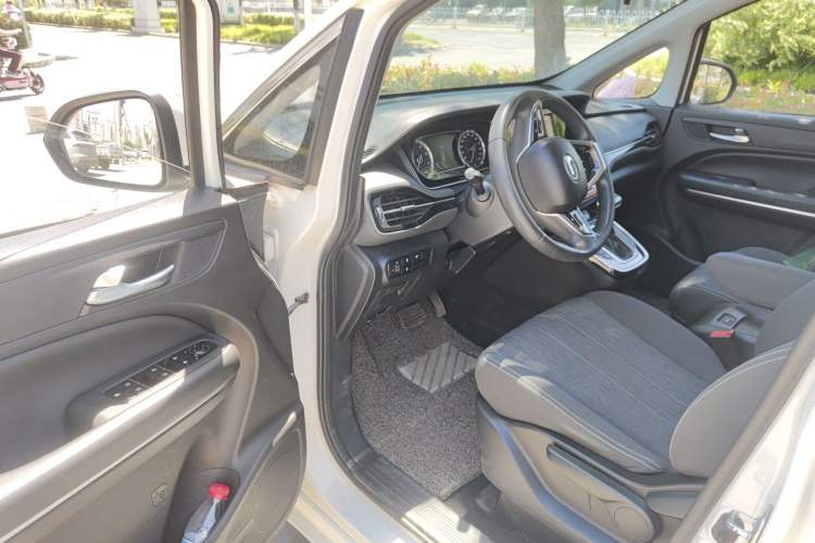 Used GAC Trumpchi M6 2021 270T DCT Elite Edition (7-seater) Interior 3