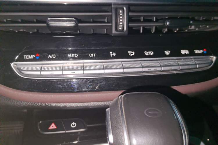 Used GAC Trumpchi M6 2023 PRO 270T DCT Luxury Edition Audio And AC Panel