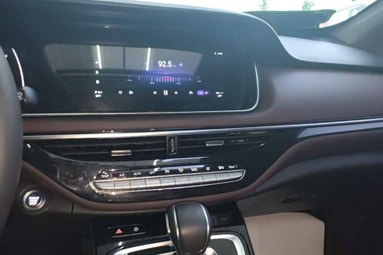 Used GAC Trumpchi M6 2023 PRO 270T DCT Luxury Edition Audio And AC Panel