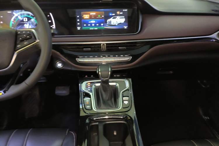 Used GAC Trumpchi M6 2023 PRO 270T DCT Luxury Edition Audio And AC Panel