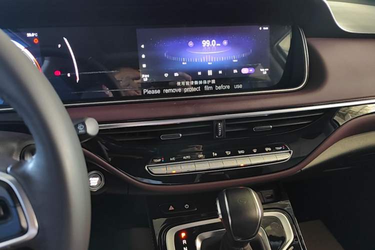 Used GAC Trumpchi M6 2023 PRO 270T DCT Luxury Edition Audio And AC Panel