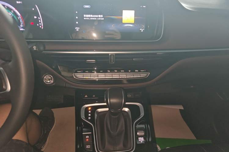 Used GAC Trumpchi M6 2023 PRO 270T DCT Luxury Edition Audio And AC Panel