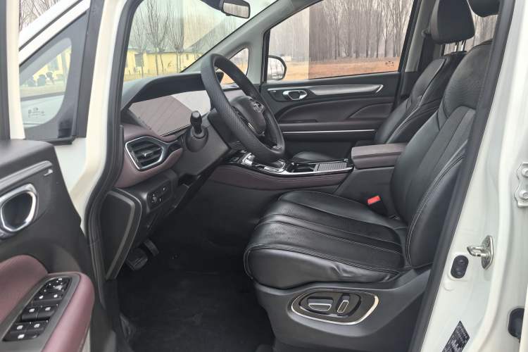 Used GAC Trumpchi M6 2023 PRO 270T DCT Luxury Edition Interior 2