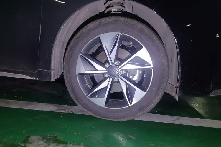 Used GAC Trumpchi M6 2025 Model MAX 270T WDCT Luxury Edition Right Front Wheel Hub