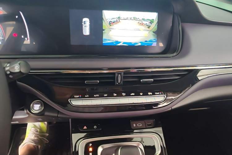 Used GAC Trumpchi M6 2025 Model MAX 270T WDCT Luxury Edition Audio And AC Panel