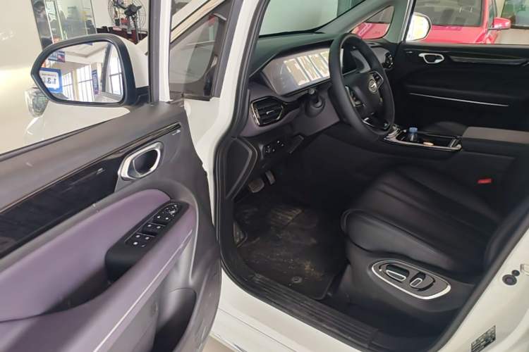 Used GAC Trumpchi M6 2025 Model MAX 270T WDCT Luxury Edition Driver Seat