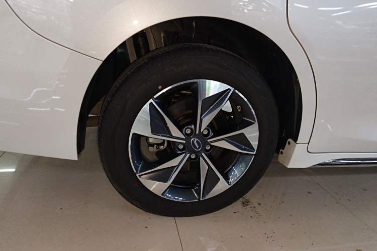 Used GAC Trumpchi M6 2025 Model MAX 270T WDCT Luxury Edition Right Rear Wheel Hub