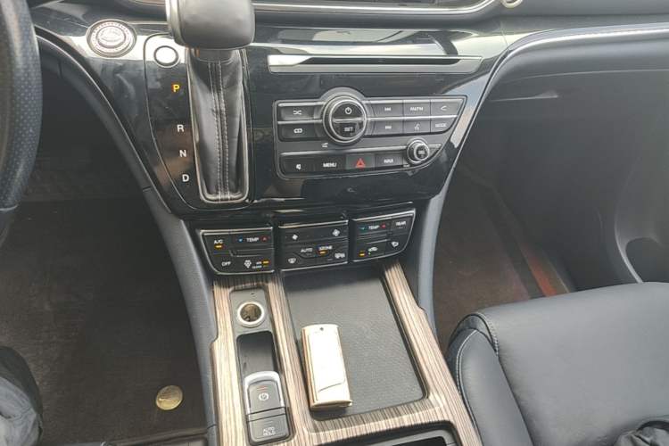 Used GAC Trumpchi M8 2018 320T Luxury Edition Gear Lever