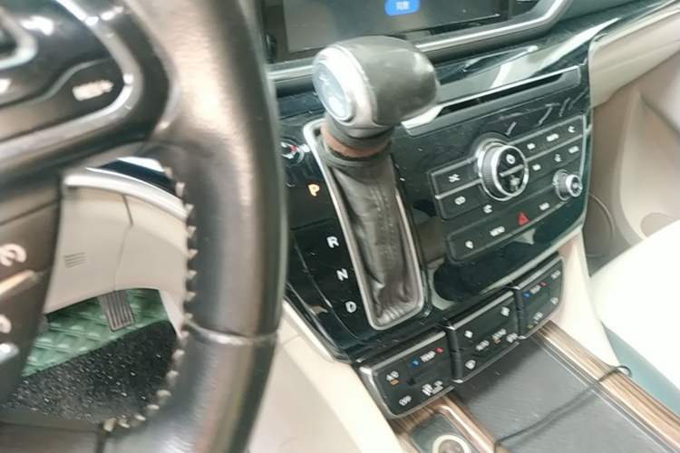 Used GAC Trumpchi M8 2018 320T Luxury Edition Gear Lever