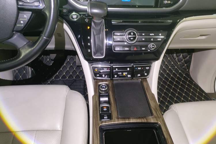 Used GAC Trumpchi M8 2018 320T Luxury Edition Gear Lever