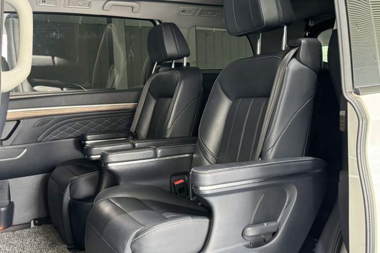Used GAC Trumpchi M8 2019 320T Ultimate Edition Interior 2
