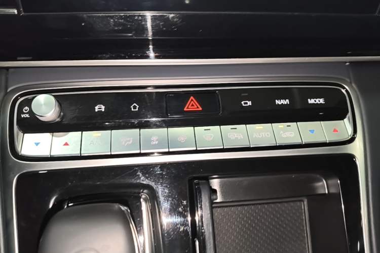Used GAC Trumpchi M8 2021 Lingxiu Series 390T Ultimate Edition Audio And AC Panel