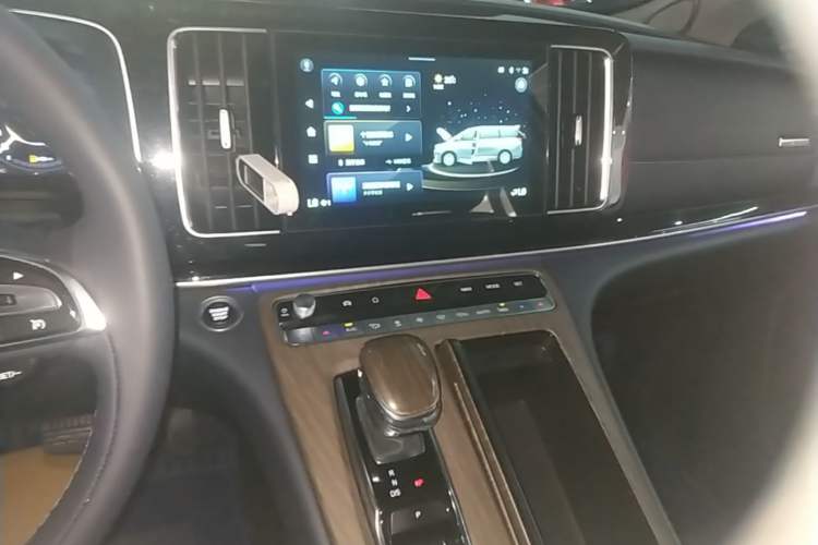 Used GAC Trumpchi M8 2021 Master Series 390T Prestige Edition Audio And AC Panel
