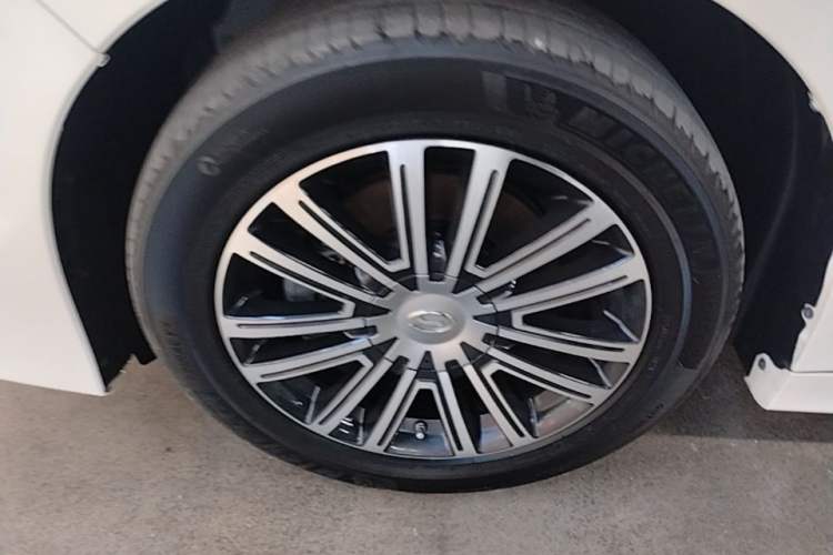 Used GAC Trumpchi M8 2021 Lingxiu Series 390T Ultimate Edition Left Front Wheel Hub