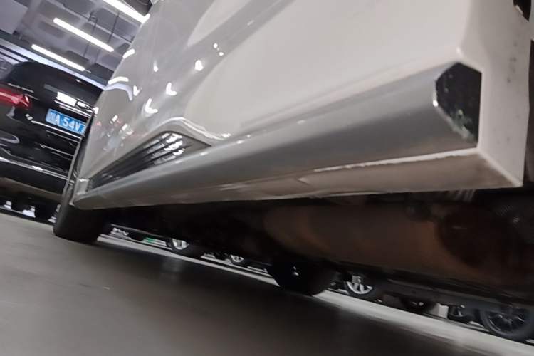 Used GAC Trumpchi M8 2021 Master Series 390T Prestige Edition Left Side Sill