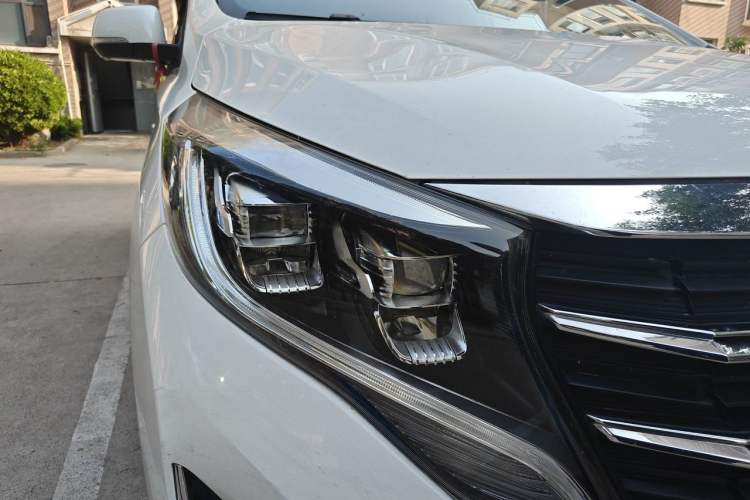 Used GAC Trumpchi M8 2021 Lingxiu Series 390T Deluxe Edition Right Front Headlight