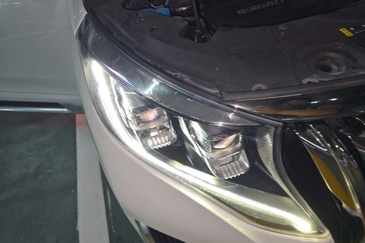 Used GAC Trumpchi M8 2021 Master Series 390T Four-Seat Glory Edition Right Front Headlight