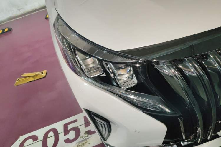 Used GAC Trumpchi M8 2021 Lingxiu Series 390T Deluxe Edition Right Front Headlight