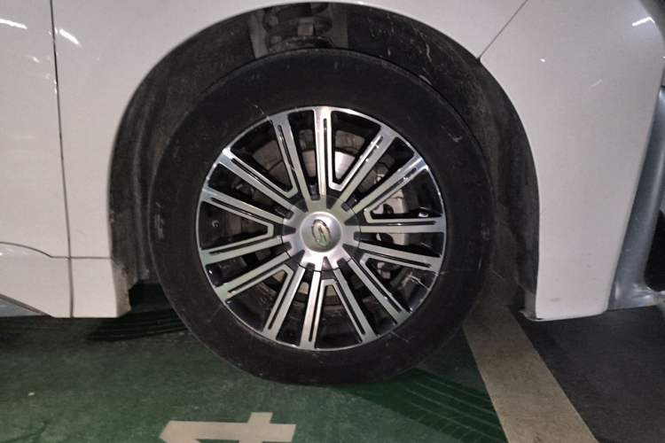 Used GAC Trumpchi M8 2021 Master Series 390T Prestige Edition Right Front Wheel Hub
