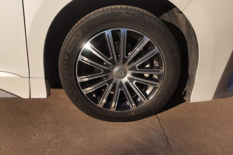 Used GAC Trumpchi M8 2021 Master Series 390T Prestige Edition Right Front Wheel Hub
