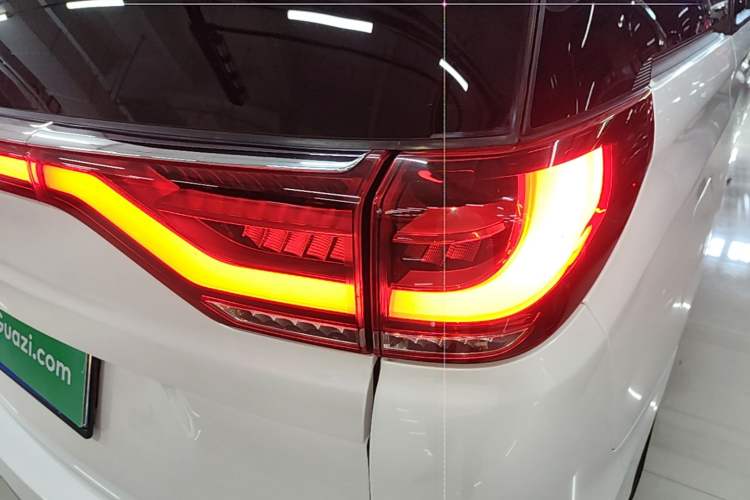 Used GAC Trumpchi M8 2021 Master Series 390T Prestige Edition Right Rear Taillight
