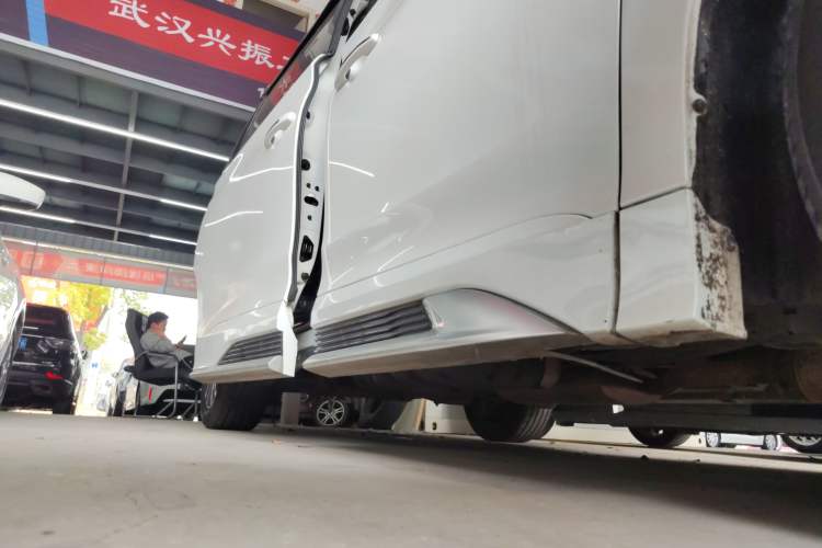 Used GAC Trumpchi M8 2021 Master Series 390T Prestige Edition Right Side Sill