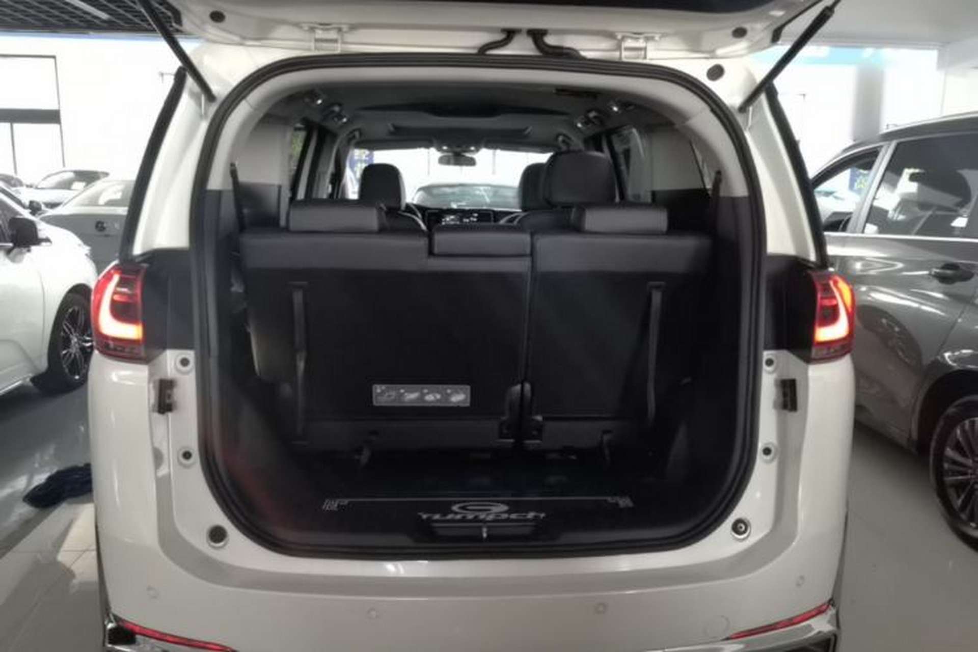 Used GAC Trumpchi M8 2021 Lingxiu Series 390T Deluxe Edition Trunk