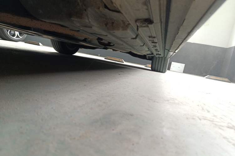 Used GAC Trumpchi M8 2023 Zongshi Series Dual-Motor Flagship Edition Chassis Front Left