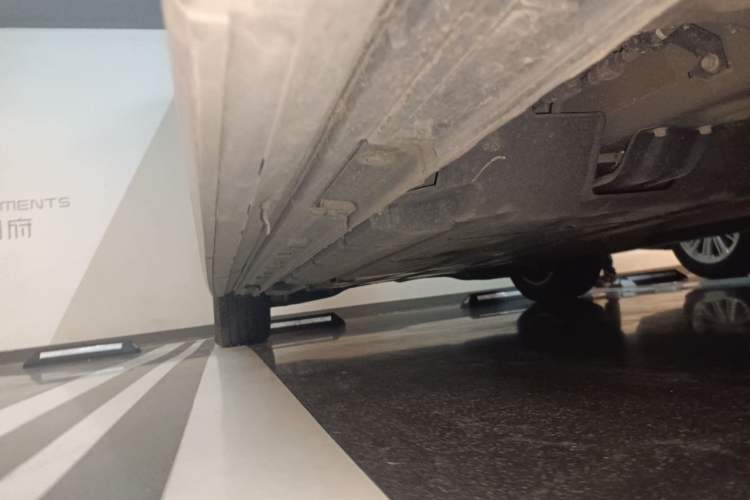 Used GAC Trumpchi M8 2023 Zongshi Series Dual-Motor Flagship Edition Chassis Front Right