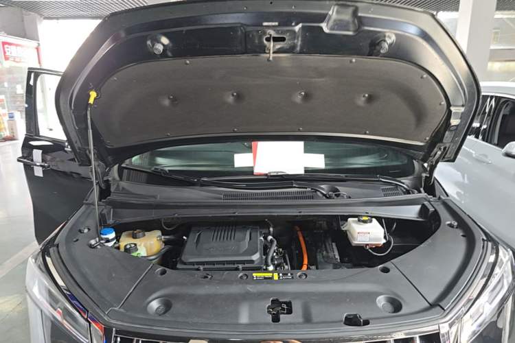 Used GAC Trumpchi M8 2023 Zongshi Series Dual-Motor YuZun Edition Engine Bay