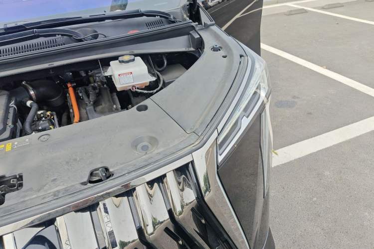 Used GAC Trumpchi M8 2023 Zongshi Series Dual-Motor YuZun Edition Engine Bay Left