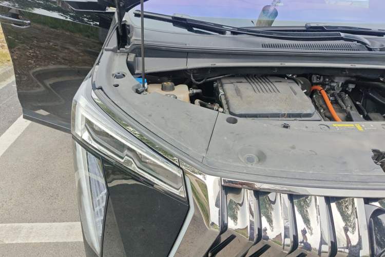 Used GAC Trumpchi M8 2023 Zongshi Series Dual-Motor YuZun Edition Engine Bay Right