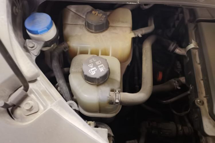Used GAC Trumpchi M8 2023 Zongshi Series Dual-Motor YuZun Edition Engine Bay Right