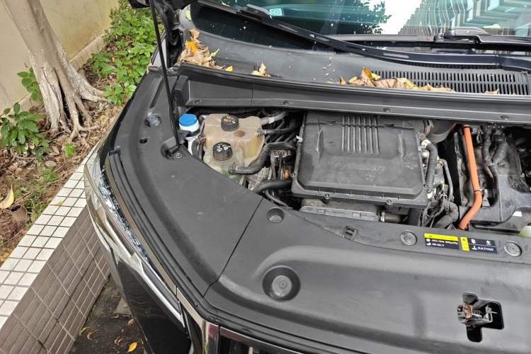 Used GAC Trumpchi M8 2023 Zongshi Series Dual-Motor YuZun Edition Engine Bay Right