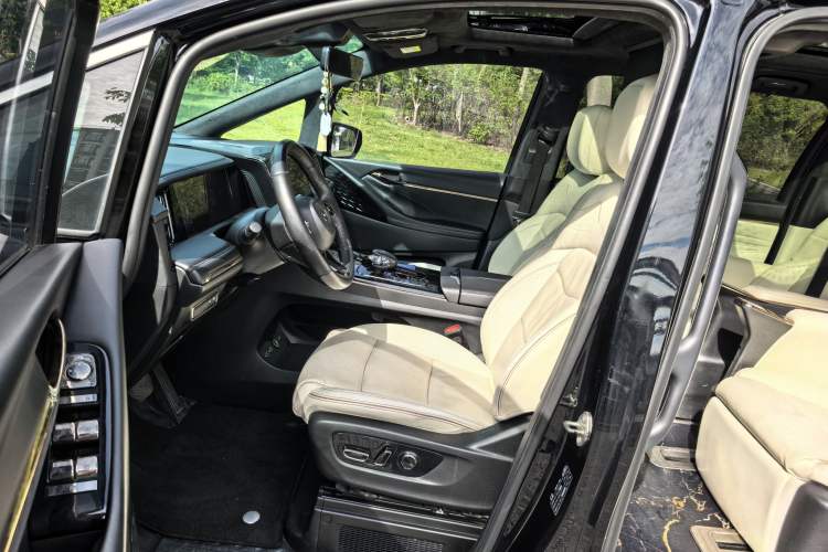 Used GAC Trumpchi M8 2023 Zongshi Series Dual-Motor YuZun Edition Interior 2