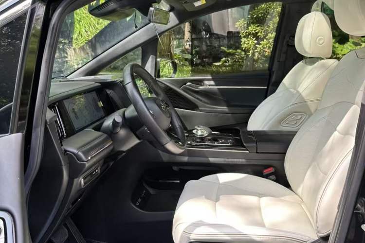 Used GAC Trumpchi M8 2023 Zongshi Series Dual-Motor YuZun Edition Interior 3