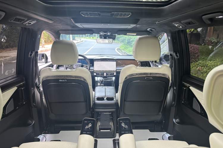 Used GAC Trumpchi M8 2023 Zongshi Series Dual-Motor YuZun Edition Interior 6