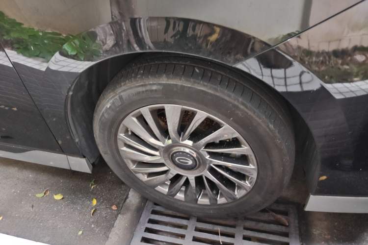 Used GAC Trumpchi M8 2023 Zongshi Series Dual-Motor YuZun Edition Right Front Wheel Hub