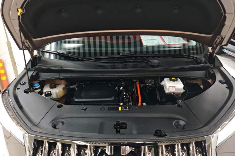Used GAC Trumpchi M8 2023 Zongshi Series Dual-Motor YuZun Edition Engine Bay