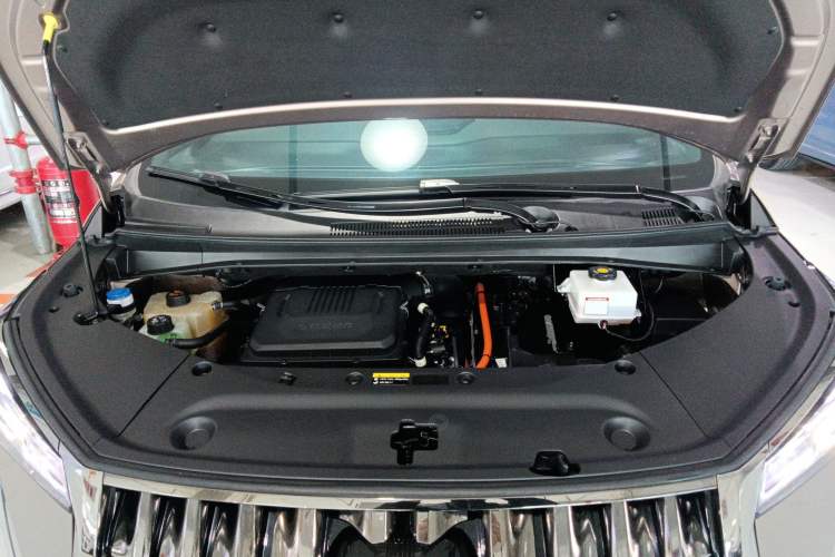 Used GAC Trumpchi M8 2023 Zongshi Series Dual-Motor YuZun Edition Engine Bay