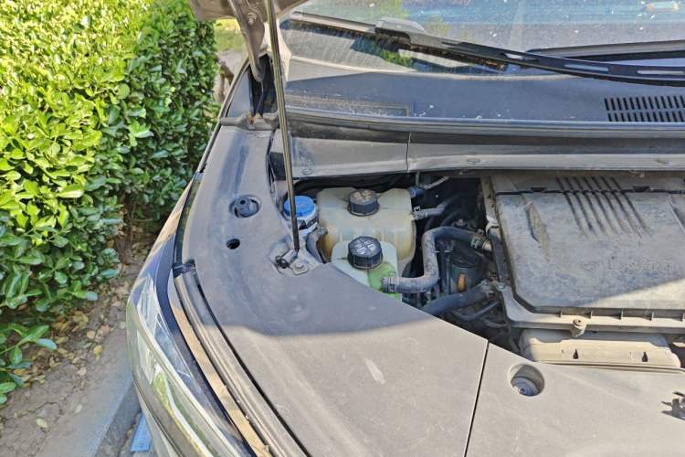 Used GAC Trumpchi M8 2023 Zongshi Series Dual-Motor YuZun Edition Engine Bay Right