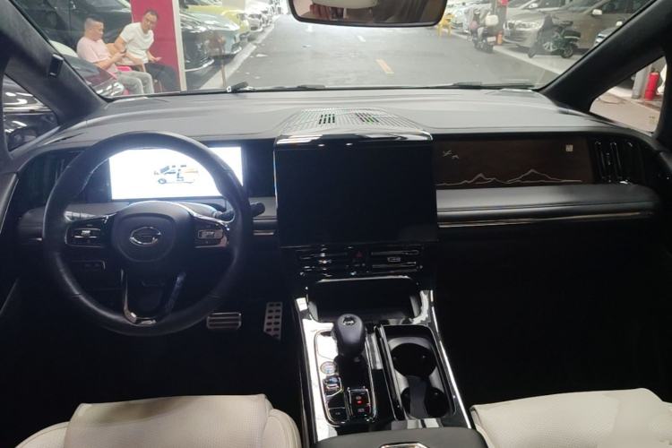 Used GAC Trumpchi M8 2023 Zongshi Series Dual-Motor Flagship Edition Center Console