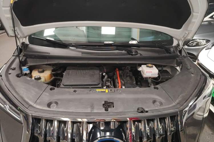 Used GAC Trumpchi M8 2023 Zongshi Series Dual-Motor Flagship Edition Engine Bay