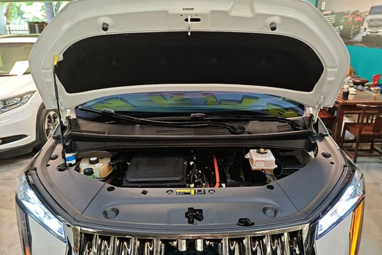 Used GAC Trumpchi M8 2023 Zongshi Series Dual-Motor YuZun Edition Engine Bay