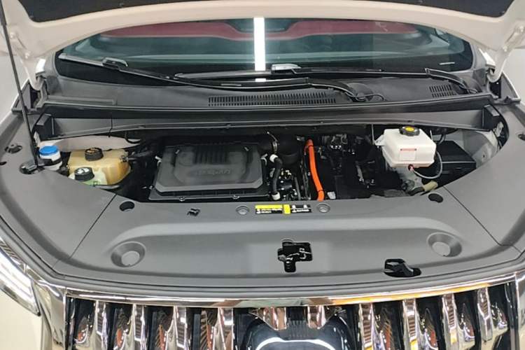 Used GAC Trumpchi M8 2023 Zongshi Series Dual-Motor Flagship Edition Engine Bay