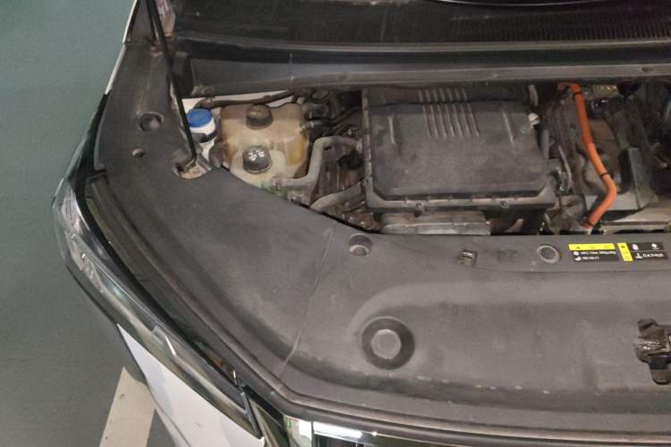 Used GAC Trumpchi M8 2023 Zongshi Series Dual-Motor YuZun Edition Engine Bay Right